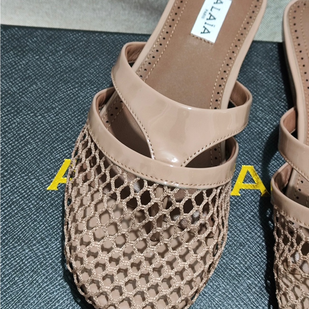 Alaia Tan Woven Patent-Trim Slide Mules - Picture 4 of 8